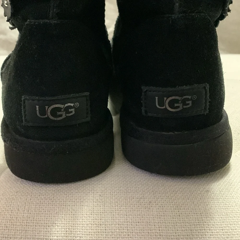 UGG WOMEN’S CLASSIC SHORT PETAL BLACK BOOTS SZ 10 WITCHY ACADEMIA ARTSY